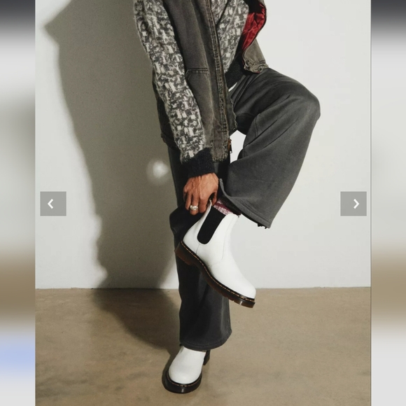 BRAND NEW Dr.Martens Yellow Stitch Smooth Leather Chelsea Boots Womens 10 US - Picture 2 of 9